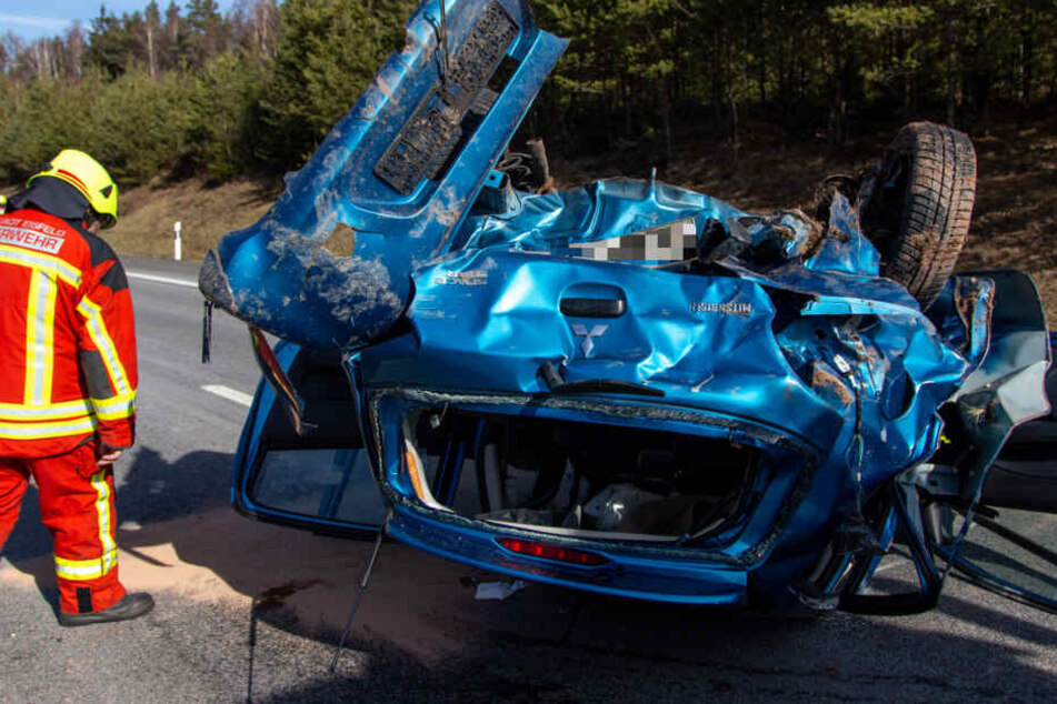 Das Auto wurde bei dem Unfall zerstört.