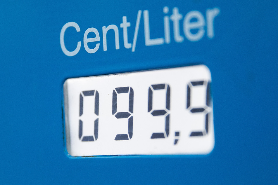 Ein Dieselpreis von unter 1 Euro ist auf dem Display der Zapfsäule an einer Tankstelle zu sehen.