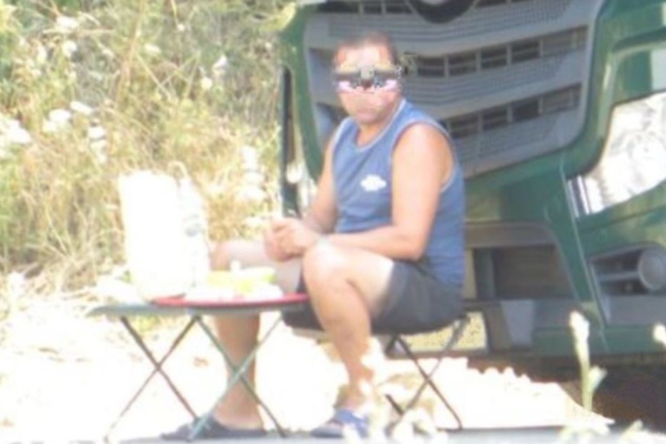 Seelenruhig machte der Trucker ein Picknick mitten auf der Autobahn.