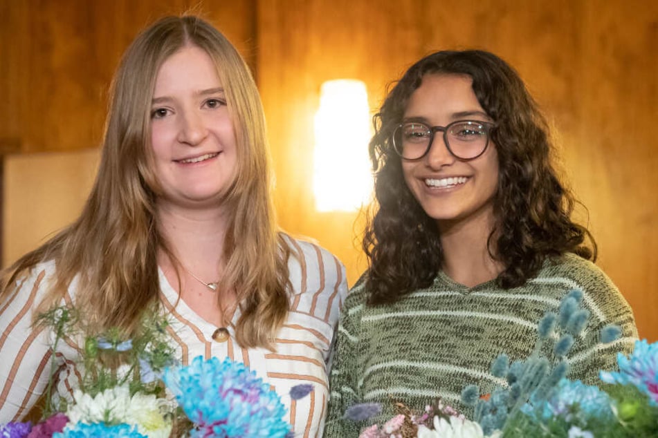 Benigna Munsi (r.), bekommt nach der Wahl von Vorgängerin Rebecca Ammon Blumen überreicht. Sie war nach 2015 und 2016 wieder das erste blonde Christkind.