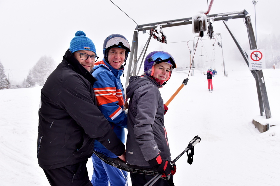 Mitarbeiter Maik Hentzschel (56, l.) konnte am Altenberger Schlepplift bereits am Freitag die ersten Skifahrer empfangen - so auch Thomas Rudolph (44) und Lilly (12) aus Maxen.