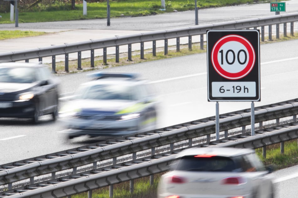 Ein Autofahrer bretterte mit 170 Sachen über die A4 bei Chemnitz. Erlaubt waren lediglich 100 km/h (Symbolbild).