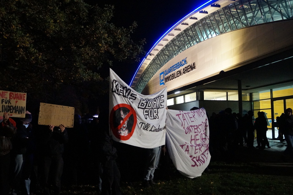 Vor der Arena protestierten Hunderte Menschen unter dem Motto "Keine Bühne für Lindemann".
