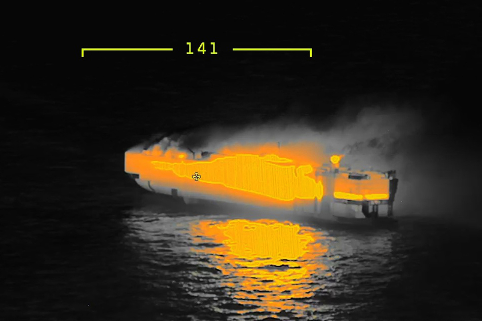 Die Aufnahme zeigt die Hitze im inneren des brennenden Schiffs.