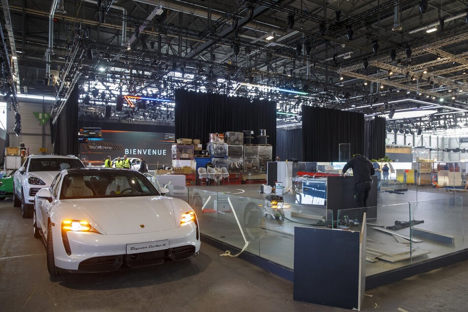Arbeiter bauen einen Stand ab, nachdem der 90. Genfer Autosalon dem Coronavirus zum Opfer fällt. Wegen der steigenden Zahl von Coronavirus-Fällen untersagte die Schweiz alle Großveranstaltungen mit mehr als 1000 Menschen. Dazu gehörte unter anderem der Genfer Autosalon, der am 5. März 2020 hätte starten sollen.