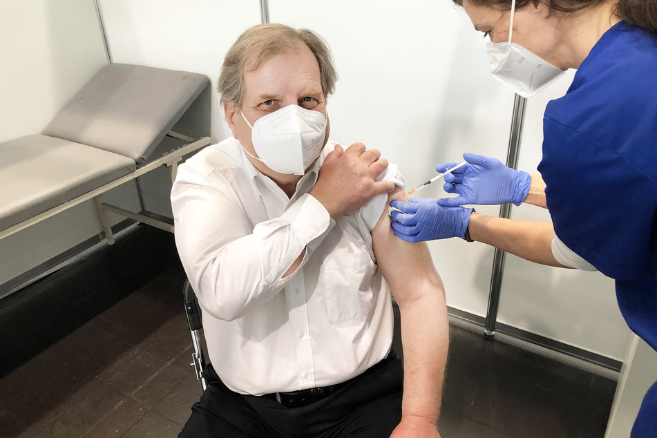 Leipzigs Gesundheitsbürgermeister Thomas Fabian (65) wurde am Freitag zum ersten Mal gegen das Coronavirus geimpft.