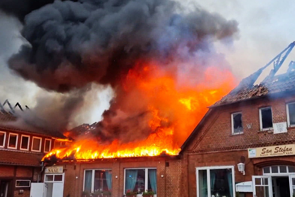 Großbrand! Gasthaus geht in Flammen auf, ein Mensch verletzt