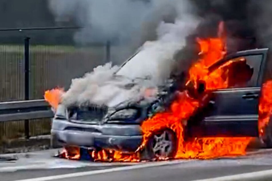 Unfall A5: Während der Fahrt auf der Autobahn: Auto geht plötzlich in Flammen auf!