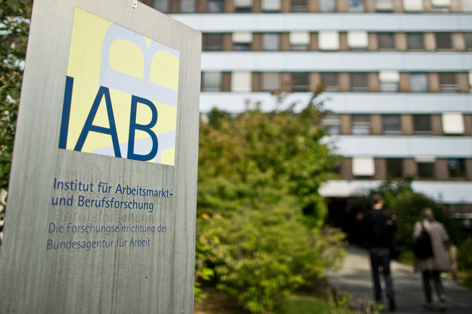 "IAB - Institut für Arbeitsmarkt- und Berufsforschung", ist auf einem Schild vor dem Gebäude der Behörde zu lesen.