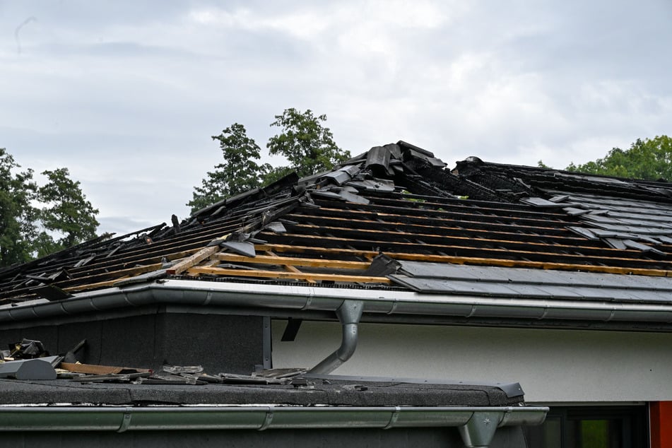 Der Dachstuhl wurde von den Flammen zerstört.