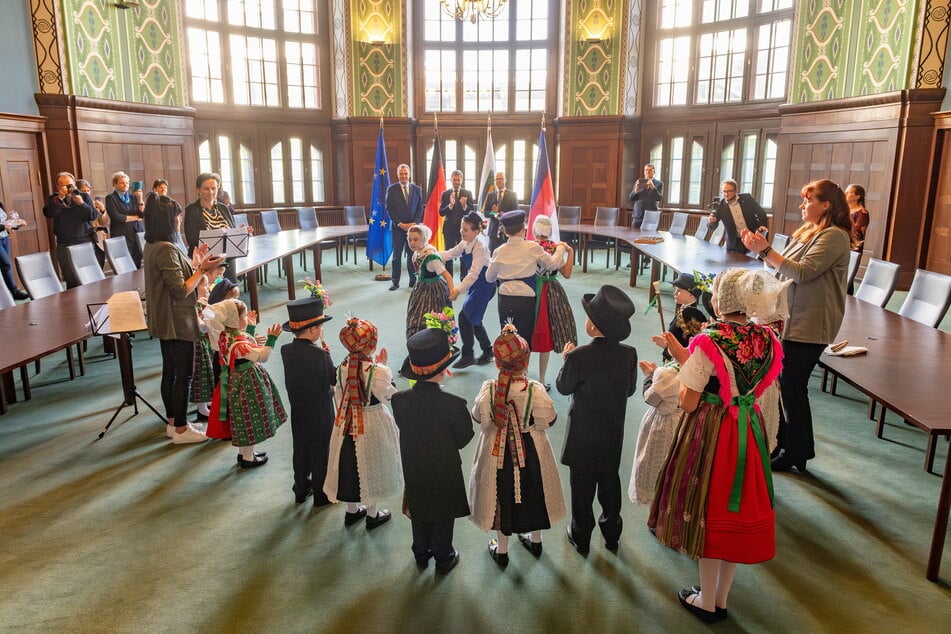 Und MP Michael Kretschmer (49, CDU, M. h.) klatscht mit: Singend und tanzend brachten Kinder aus Hoyerswerda den sorbischen Brauch der "Vogelhochzeit" in die Staatskanzlei.