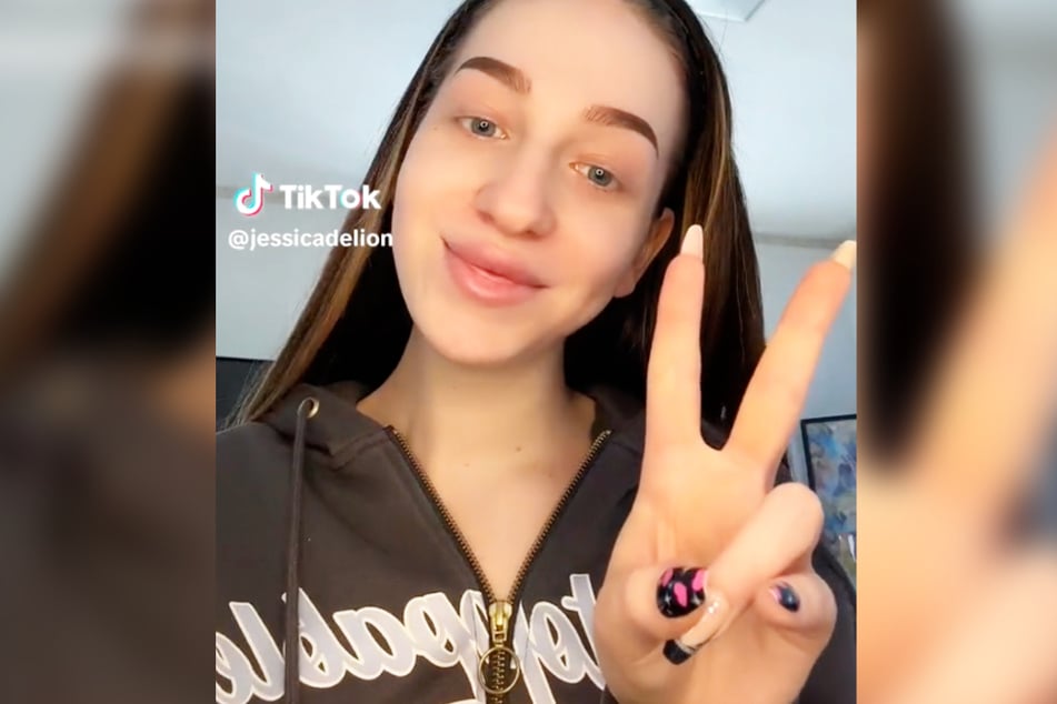 In einem am Mittwoch veröffentlichten TikTok-Video plaudert Jessica Delion (23) beim Schminken über ihr bisher schlimmstes Date - am Beginn des Clips begrüßt sie ihre Fans mit dem Victory-Zeichen.