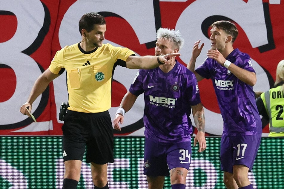 Dr. Max Burda (l.) sorgte am Mittwoch beim Ost-Duell zwischen Energie Cottbus und Erzgebirge Aue für jede Menge Wirbel.