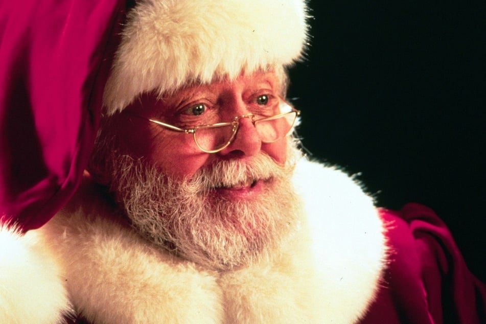 Kriss Kringle (Richard Attenborough, †90) behauptet im Film "Das Wunder von Manhattan", er sei der Weihnachtsmann.