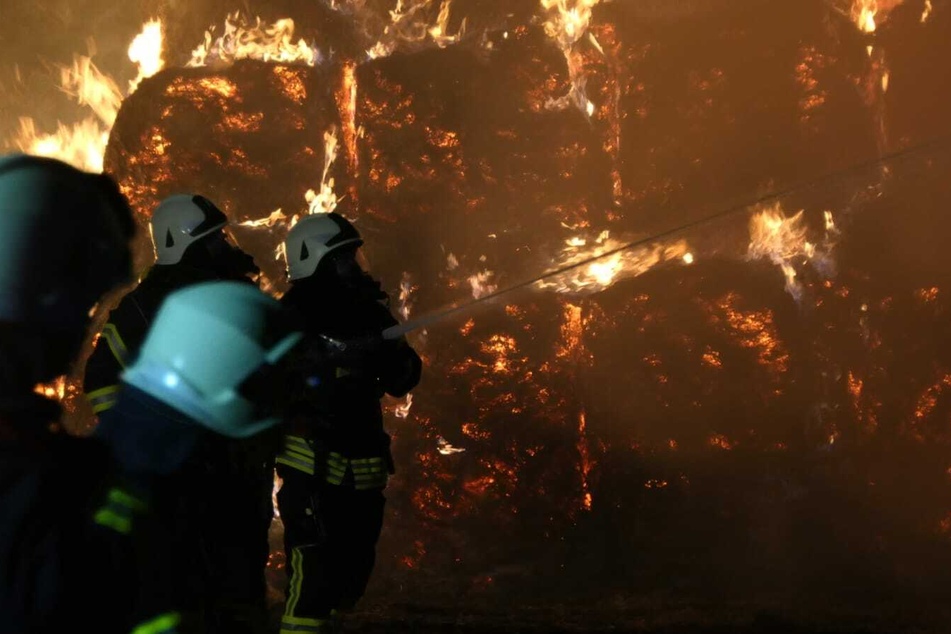 Einsatzkräfte der Feuerwehr versuchen den Brand zu löschen.