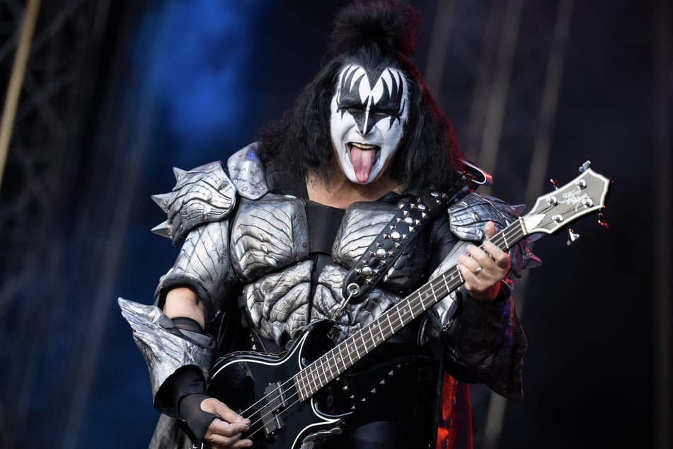 Sänger und Bassist Gene Simmons (73) zeigte zum Start der Tournee in München wie gewohnt Zunge.