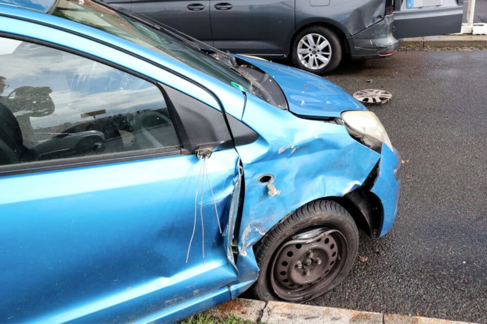 Unfall unter Alkoholeinfluss in Chemnitz: Nissan-Fahrerin kracht in geparkten VW
