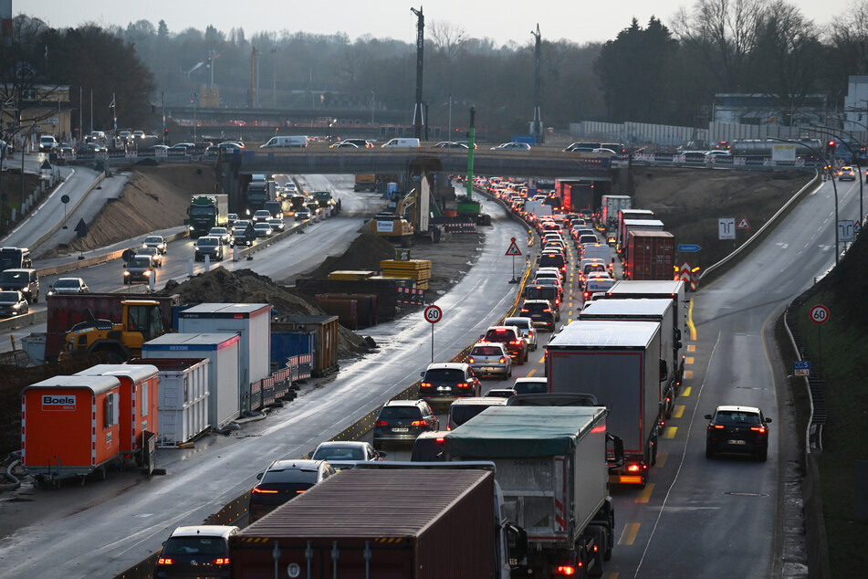 Baustelle an der A7 bei Hamburg. Deutschland besitzt bereits eines der dichtesten Straßennetze der Welt. Einen beschleunigten Bau neuer Autobahnen lehnte das Umweltbundesamt nun ab.