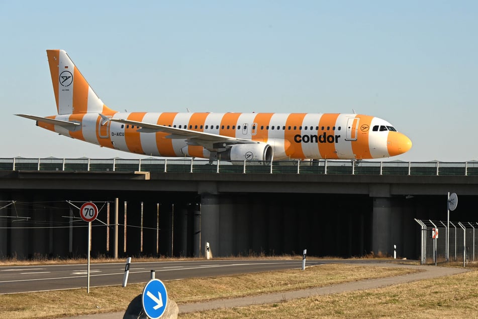 Seltener Anblick: Ein Condor-Flugzeug rollt über die Autobahnbrücke der A14 zum Rollfeld.