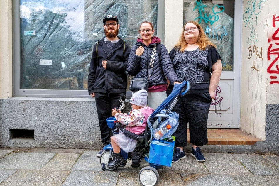 Tim (19, v.l.n.r), Jenny (31) mit Töchterchen Lucy und Jasmin (19) kamen in der Schlange ins Gespräch.