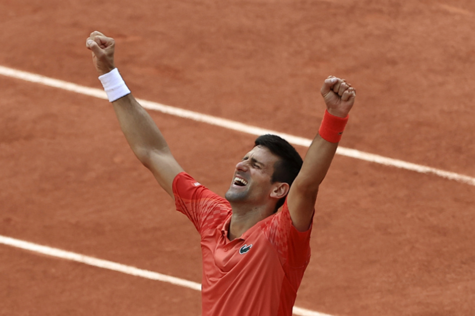 Novak Djokovic jubelt über seinen 23. Grand-Slam-Sieg.