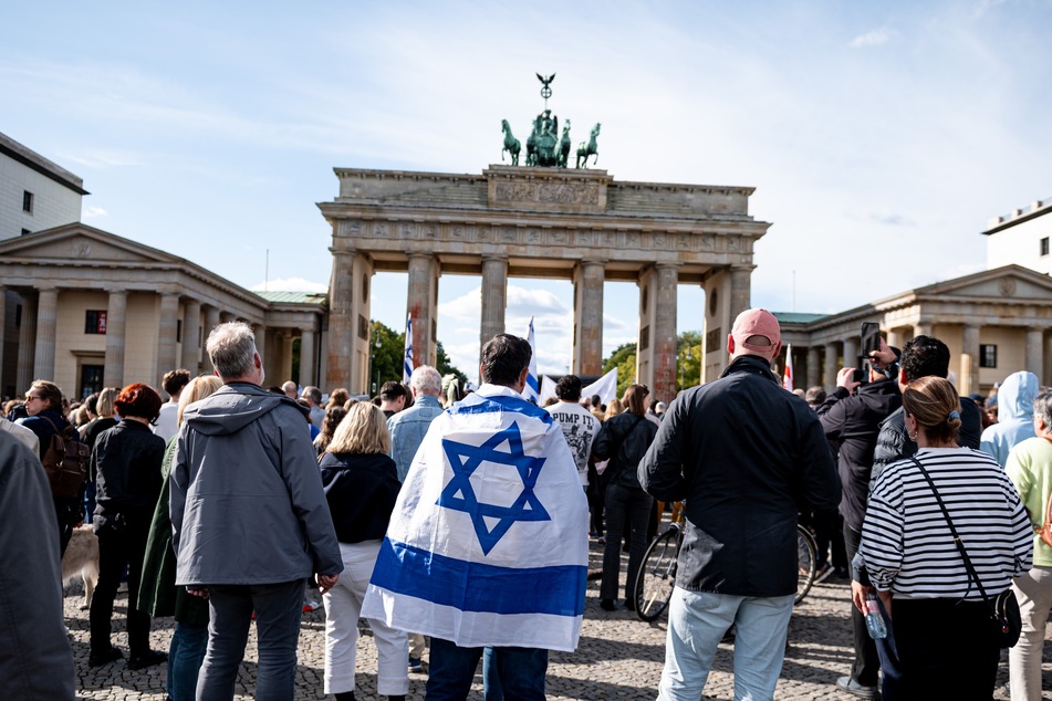 Menschen weltweit solidarisieren sich mit Israel. Das Foto zeigt eine Demo vor dem Brandenburger Tor.