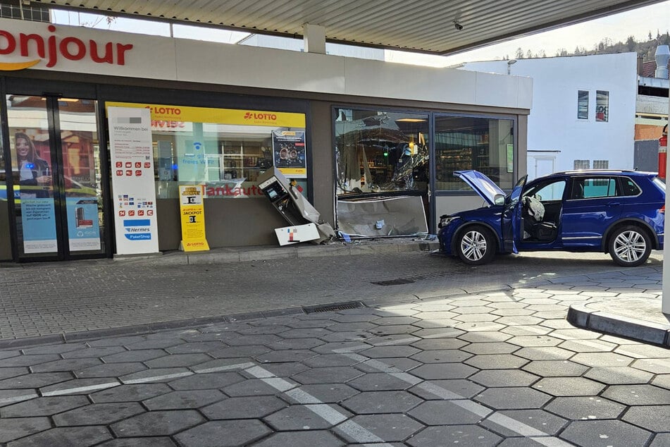 VW-Fahrer (87) flüchtet nach Unfall und rast in Stuttgarter Tankstelle