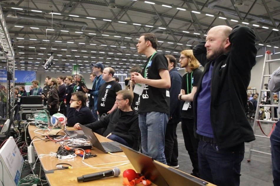 Teamchef Rico Tilgner (39, r.) konnte die HTWK-Roboter nicht zum historischen Sieg führen.
