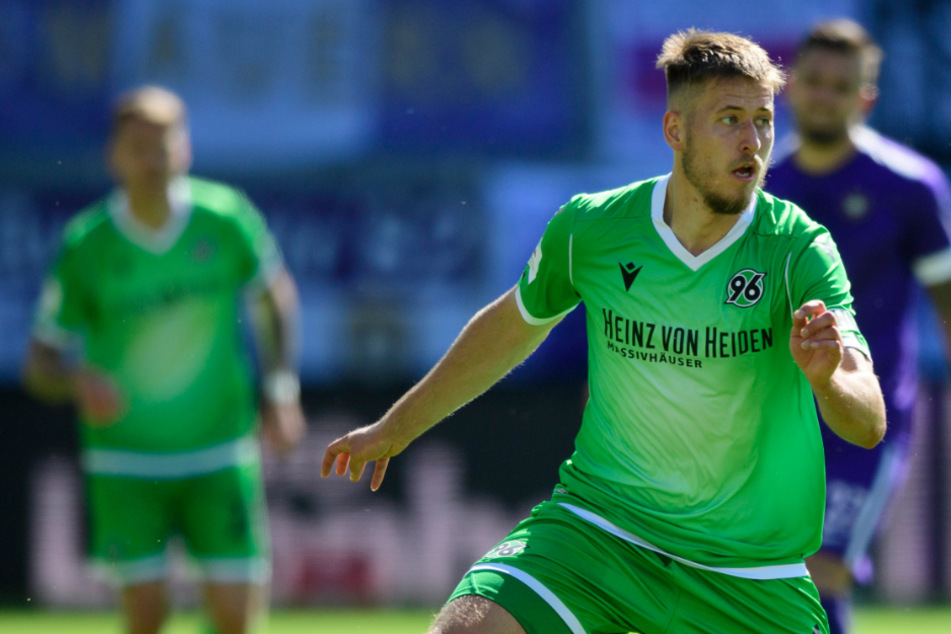 2. Bundesliga, FC Erzgebirge Aue - Hannover 96, 33. Spieltag, im Sparkassen-Erzgebirgsstadion. Hannovers Waldemar Anton spielt den Ball.