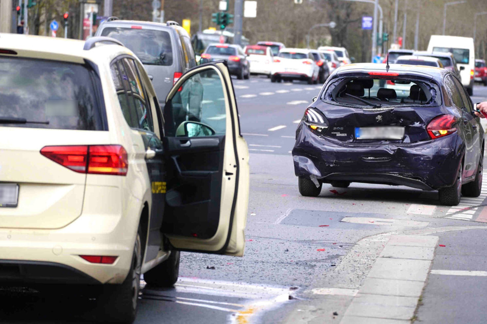 Taxi knallt Peugeot in Dresden hinten drauf: Drei Verletzte