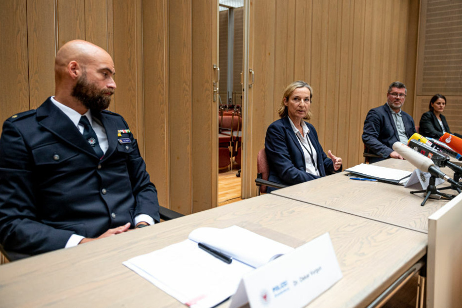 Oskar Vurgun (v.l.n.r.), Polizei Brandenburg, Norma Schürman, Landeskriminalamt (LKA) Berlin, Georg Bauer, Oberstaatsanwalt, und Katrin Frauenkron, Staatsanwältin, nehmen an einer Pressekonferenz in der Berliner Staatsanwaltschaft zu der Festnahme des mutmaßlichen Serienvergewaltigers teil. Gegen den 30-Jährigen wurde nun Anklage erhoben.