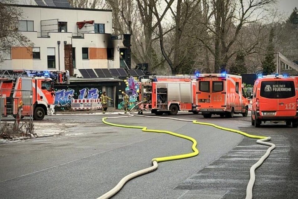 Trotz der schwierigen Lage konnte die Feuerwehr das Feuer schnell unter Kontrolle bringen.