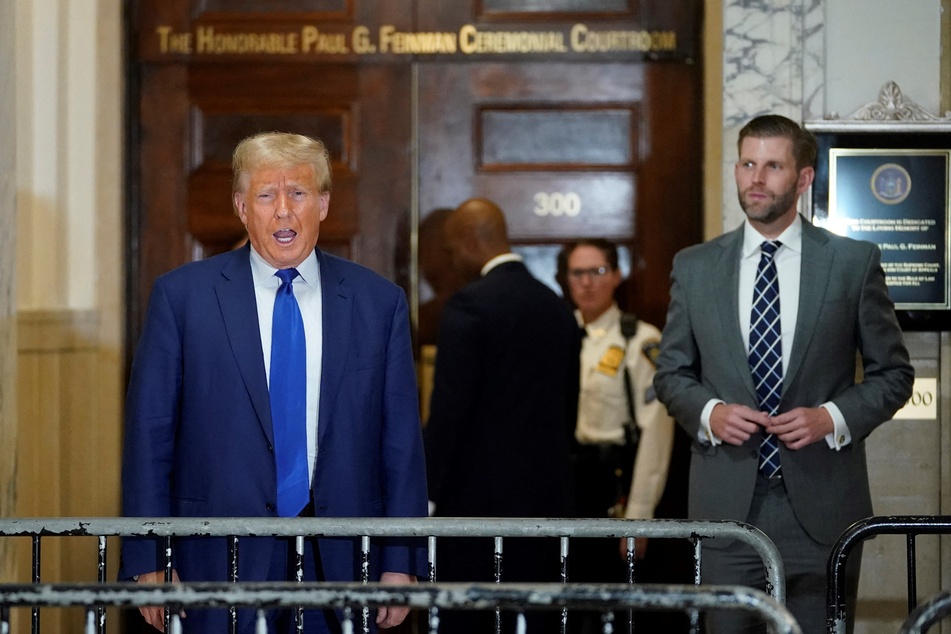 Der ehemalige US-Präsident Donald Trump (77, l.) spricht während einer Pause in Trumps Betrugsprozess am gestrigen Mittwoch in New York mit der Presse - was ihm eigentlich verboten wurde.
