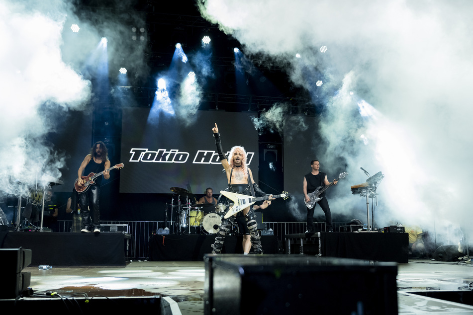 Am Samstagabend waren Bill und Tom Kaulitz (34) mit ihrer Band Tokio Hotel auf dem Kölner Heumarkt aufgetreten. Am Sonntag fuhren die Brüder auf einem Wagen bei der CSD-Parade mit.