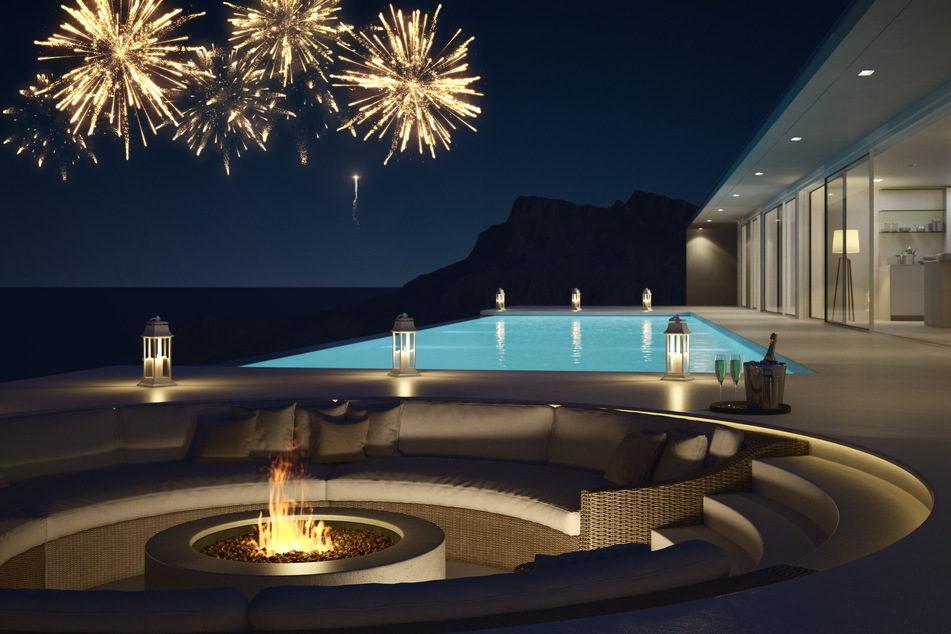 Während Richard Lugner und seine Gäste ausgelassen am Pool ins neue Jahr feierten, erstrahlte im Hintergrund das Feuerwerk. (Symbolfoto)