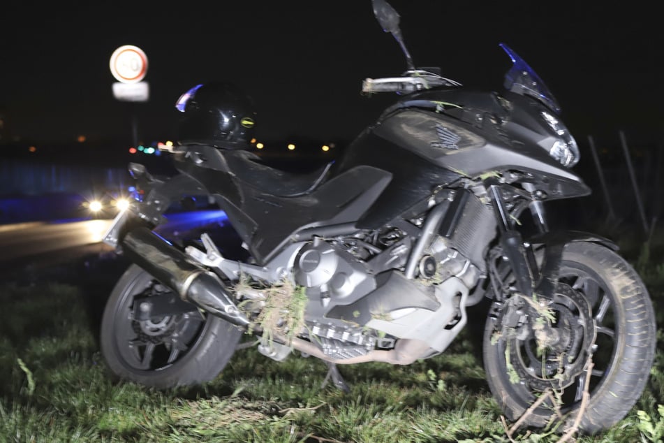Aus bislang ungeklärter Ursache war der 19-jährige Fahrer mit seinem Motorrad in einer Linkskurve nach rechts von der Fahrbahn abgekommen.
