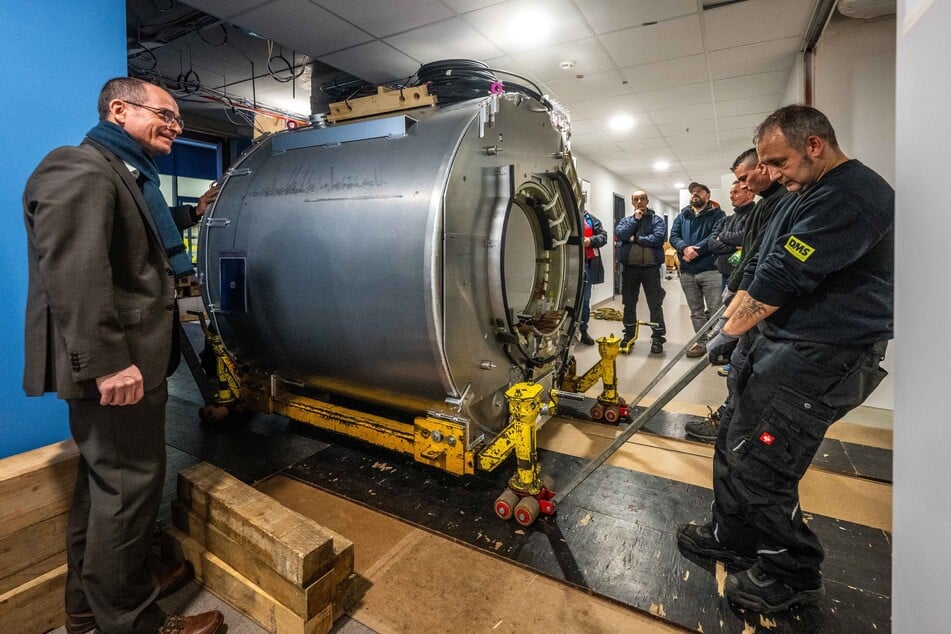 Die letzten Meter im Haus legte die empfindliche "Röhre" auf Rollen zurück.