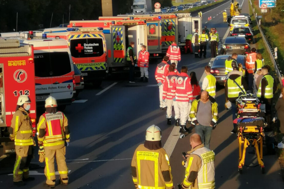 Auf der A 46 in Grevenbroich in der Nähe von Düsseldorf sind ein Dutzend Menschen bei einem Unfall verletzt worden.