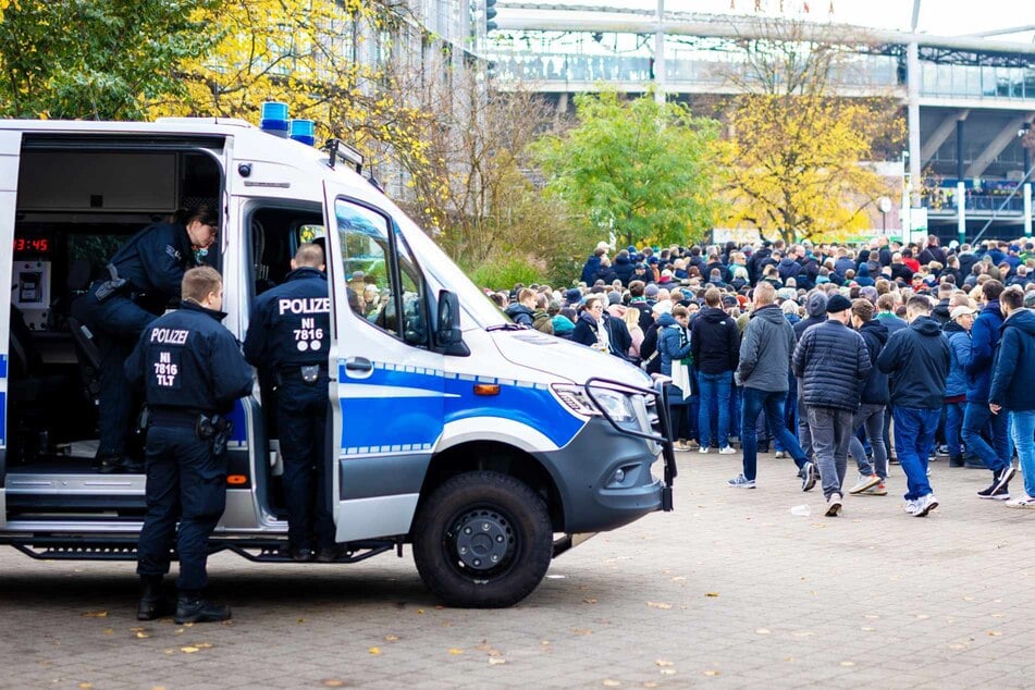 Mann soll Hitlergruß gezeigt haben: Festnahme nach Zweitliga-Spiel