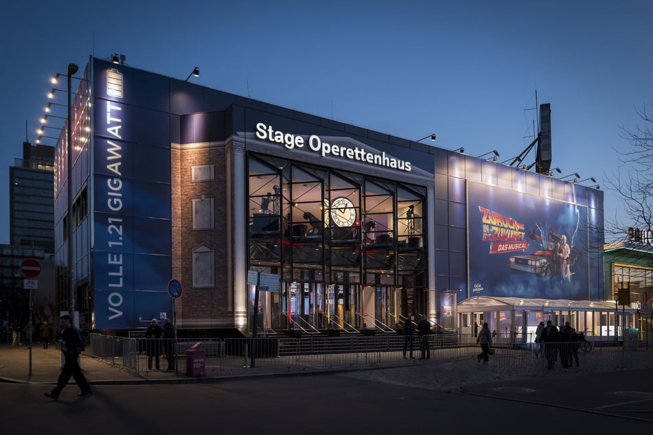 Schon vor dem Betreten des Operettenhauses auf der Reeperbahn wird man in die Welt von "Zurück in die Zukunft" hineingezogen.