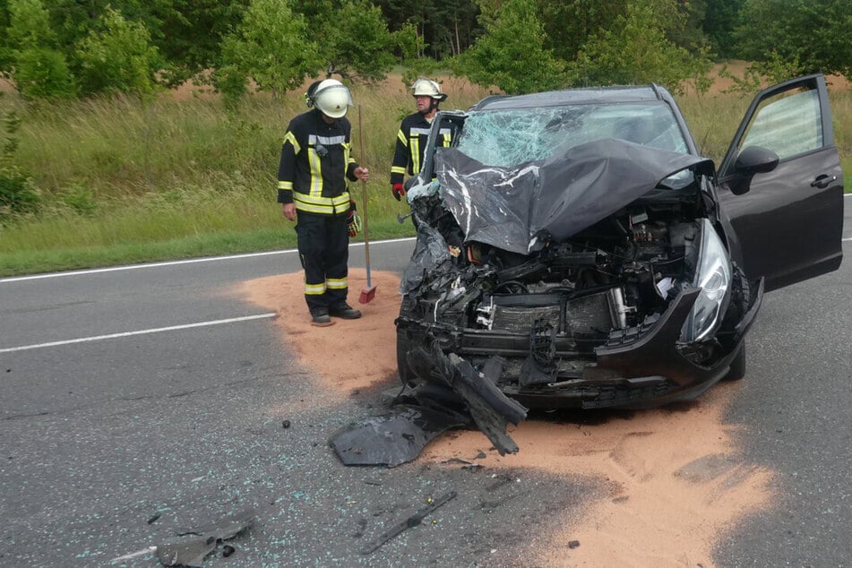 Transporter-Fahrer übersieht Opel: Zwei Verletzte bei Unfall auf der B188