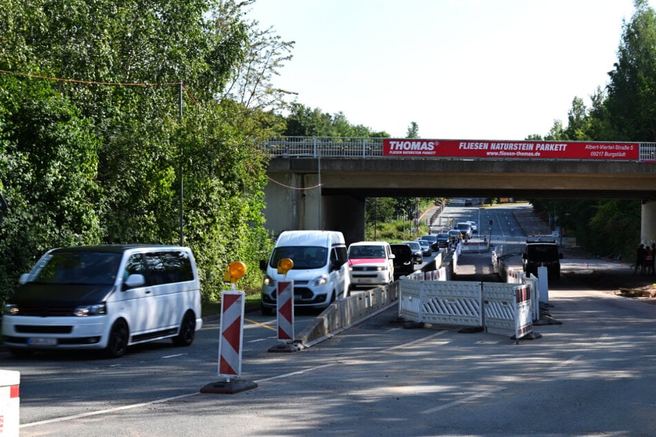 Ab Samstag, 18 Uhr bis einschließlich Montag wird die Durchfahrt unter der Brücke Zufahrt zum Neefepark voll gesperrt.