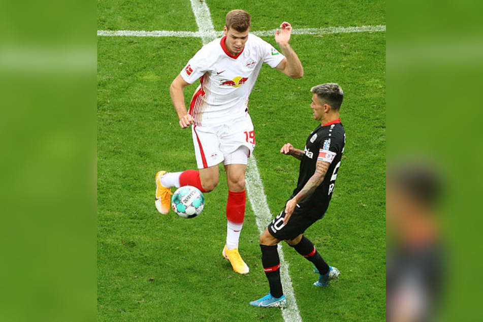 Duell der Gegensätze: RB Leipzigs neuer und glückloser Stürmer Alexander Sörloth (l., 1,94 Meter) gegen Leverkusens Charles Aranguiz (1,71 Meter).