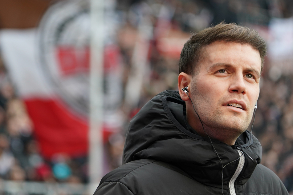 St.-Pauli-Trainer Fabian Hürzeler (30) blickt positiv auf die Partie gegen Eintracht Braunschweig.