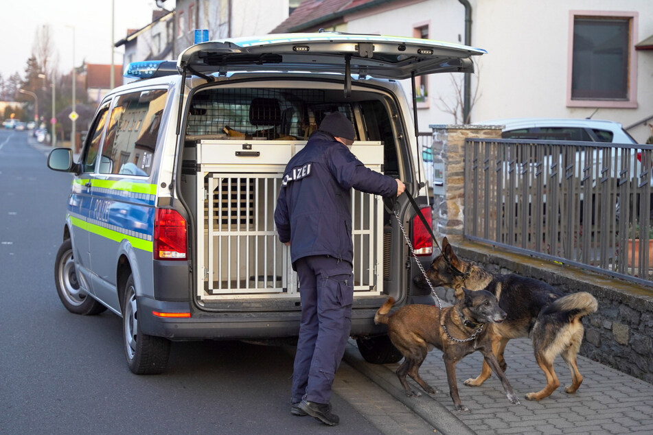 Unter anderem mithilfe von Suchhunden fahndet die Polizei Unterfranken aktuell nach den beiden flüchtigen Tätern.