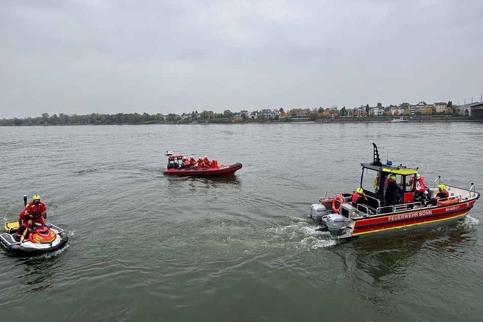 Die Retter zogen die Verunglückte aus dem Rhein und brachten sie anschließend sicher an Land.