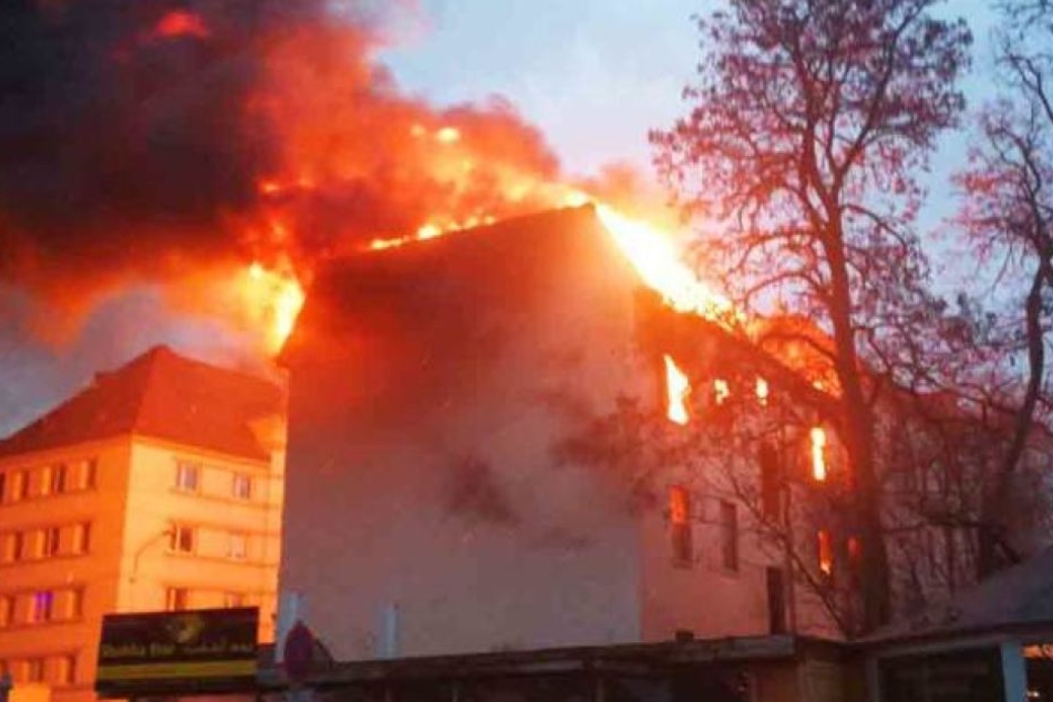 Das Haus war am 30. Dezember in Brand geraten. Die Feuerwehr kämpfte mehrere Stunden lang gegen die meterhohen Flammen an.
