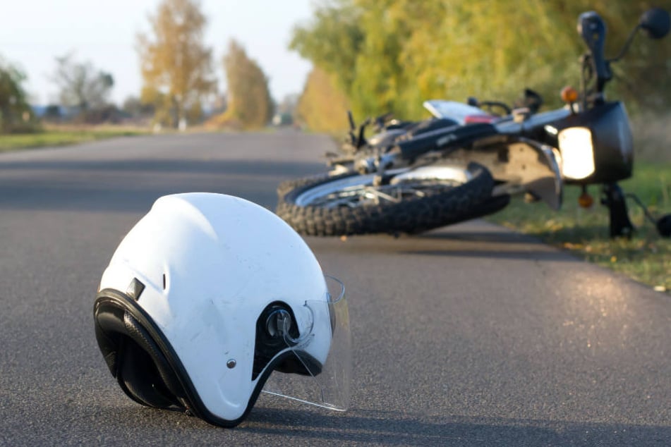 Am Montag wurde ein Biker von einem Traktor erfasst und schwer verletzt. (Symbolbild)