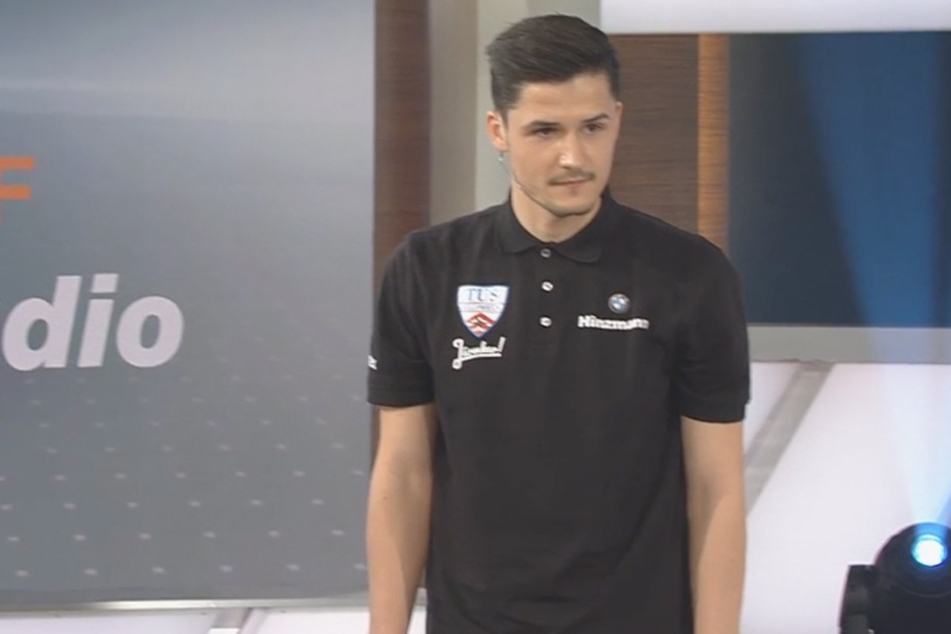Auch das "Jürmker"-Vereinsshirt vom Heimatclub TuS Jöllenbeck durfte bei David Helbig nicht fehlen.