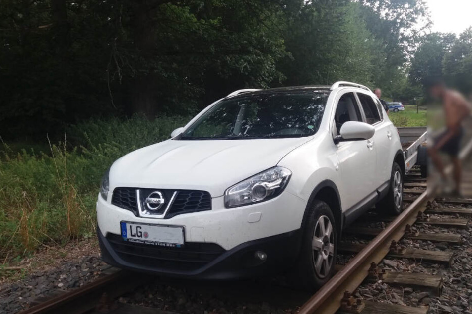 Der Mann parkte sein Auto auf den Gleisen.